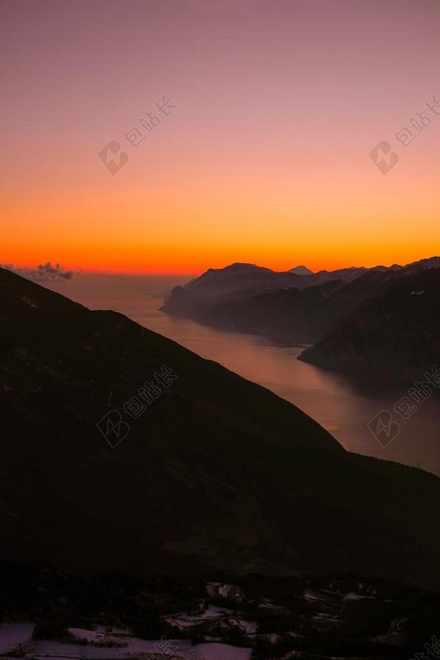 风景 风光 美景 田园 山水 日落 夕阳 太阳 墙 围墙 表面 隔阂 背景 山 山峰 顶峰 景色 旅行 旅游 行程 度假 休闲 度假 假日 天空 音乐 音乐会 演唱会  自然 环境 可爱的 云 云朵 天空  雨 下雨 惬意 山 山峦 山峰