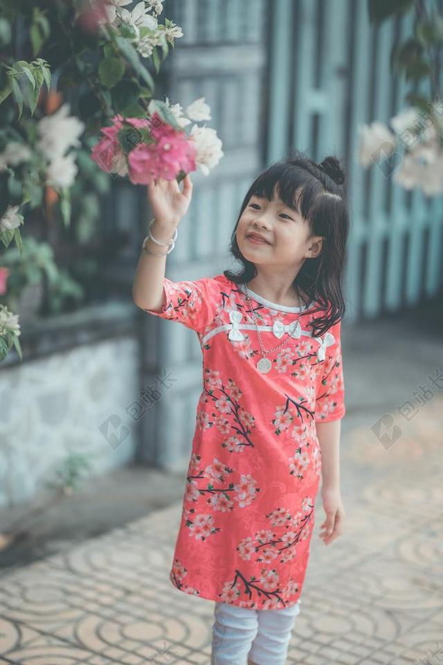花 玫瑰 美丽 花朵 爱情 恋爱 恋人 情人 情侣 浪漫 开心 喜悦 笑话 开怀大笑 微笑 莞尔一笑 甜蜜 宝宝 婴儿 孩子  孩子 儿童 童真 肖像 人物特写 画像 树木 丛林 森林 女孩 少女 姑娘 美丽 可爱的  全身像 自然 环境 树 树木 树林 森林 人物 人群 风土人情 童年 回忆 记忆