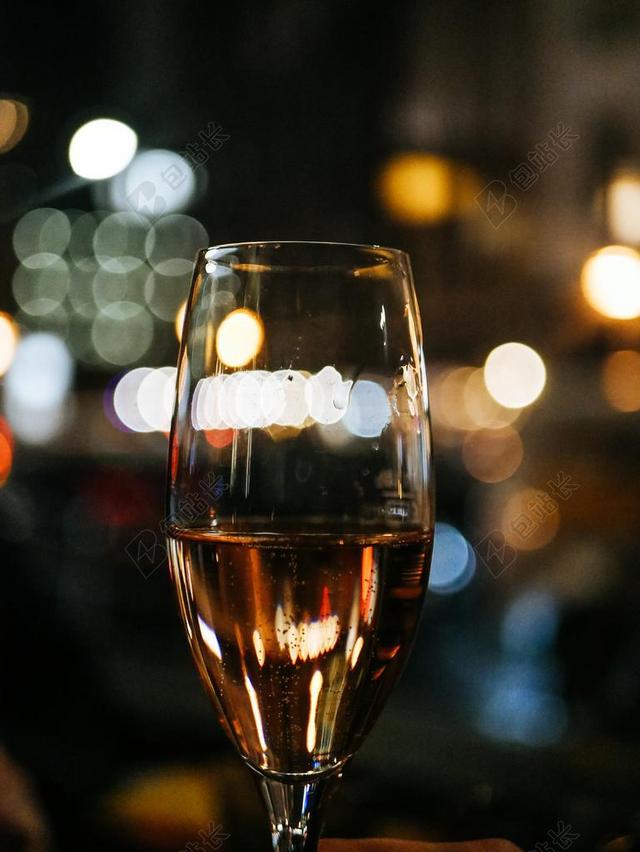 夜晚 晚上 黑夜 黑暗 灯光 霓虹灯 红酒 白酒 葡萄酒 餐厅 餐馆 美食