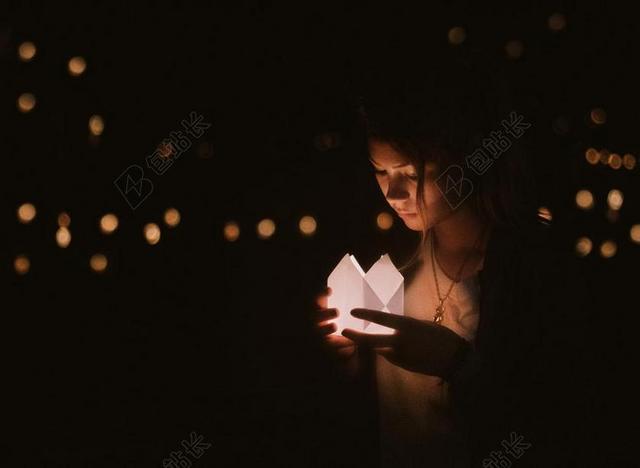 夜晚 晚上 黑夜 黑暗 灯光 霓虹灯 婚礼 喜庆 庆祝 节日 婚姻 爱人 恋人 情侣 爱情 恋爱 恋人 情人 情侣 浪漫 营销 推广 商务 市场 策划 复古 酿酒 古典 收获 伤心 悲伤 忧郁 忧伤 天空  音乐 音乐会 演唱会 人物 人群 风土人情  一个女人 女性 女士 美丽 女人
