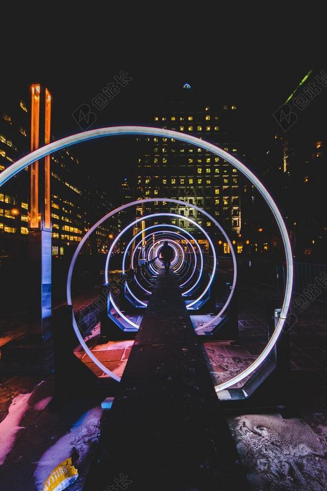 夜晚白色的灯光背景图片