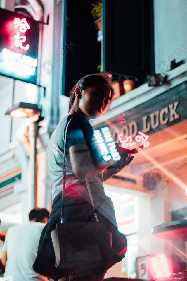 城市 都市 时尚 现代化 夜晚 晚上 黑夜 黑暗 灯光 霓虹灯 灯光 光线 激光 打火机 美女 丽人 优雅 美丽 漂亮 女孩 女人 女性  商场 店铺 商家 购物  女孩 少女 姑娘 美丽