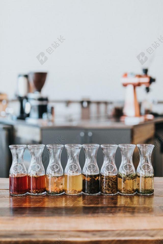 桌子上的调料和油背景图片