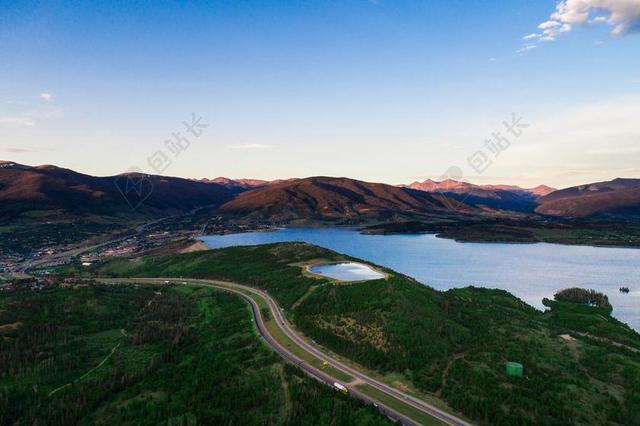 道路 旅途 路途 户外 街道 公路  日落 夕阳 太阳  山 山峰 顶峰 景色  树木 丛林 森林  云 云朵 天空  雨 下雨 惬意 树 树木 树林 森林 山 山峦 山峰