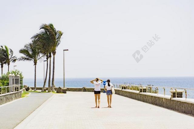 风景 风光 美景 田园 山水 美女 丽人 优雅 美丽 漂亮 女孩 女人 女性  墙 围墙 表面 隔阂 背景 旅行 旅游 行程 度假 休闲 度假 假日 假期 旅行 旅游 度假 休闲 夏日 夏季 热情  树木 丛林  女孩 少女 姑娘 美丽 沙滩 海滩 海 海水 大海 自然 环境 雨 下雨 惬意