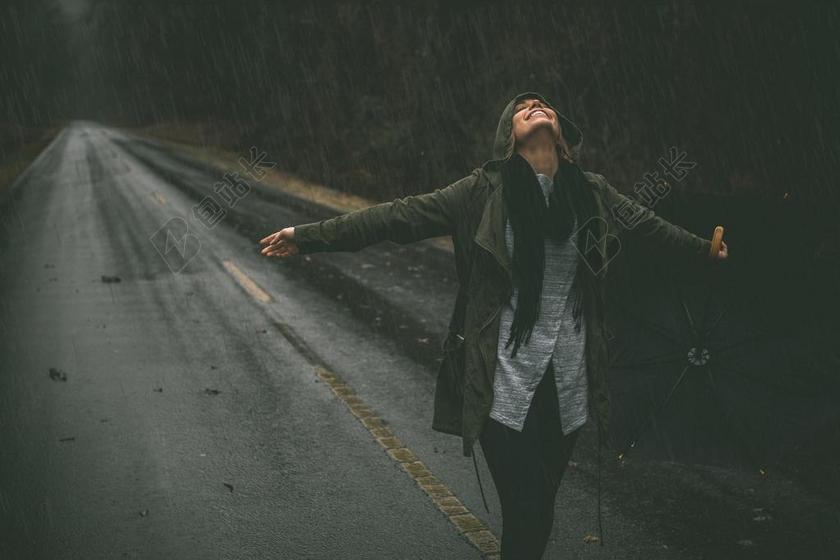 道路 旅途 路途 户外 街道 公路 美女 丽人 优雅 美丽 漂亮 女孩 女人 女性 微笑 莞尔一笑 甜蜜 肖像 人物特写 画像 树木 丛林 森林 自然 环境  可爱的 树 树木 树林 森林 男士 男性 男人