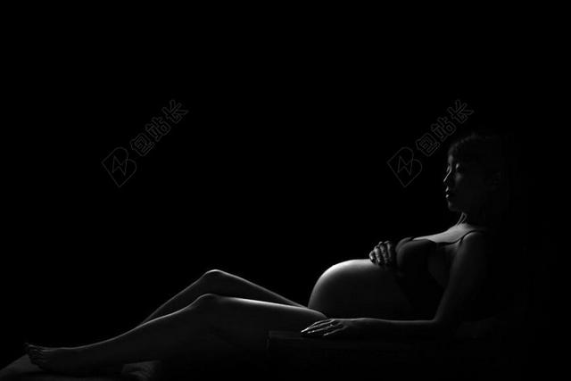 黑暗里的怀孕女人背景图片