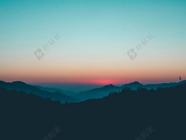 日落 夕阳 太阳 山 山峰 顶峰 景色 爱情 恋爱 恋人 情人 情侣 浪漫 旅行 旅游 行程 度假 休闲 度假 假日 天空 树木 丛林 森林  书 书籍 阅读 秋天 秋日 云 云朵 天空 树 树木 树林 森林  山 山峦 山峰