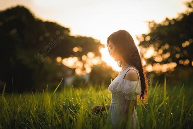 日落 夕阳 太阳 伤心 悲伤 忧郁 忧伤  肖像 人物特写 画像  树木 丛林 森林  女孩 少女 姑娘 美丽 草地 草坪 草丛  全身像 概念 步骤 自然 环境 树 树木 树林 森林 人物 人群 风土人情