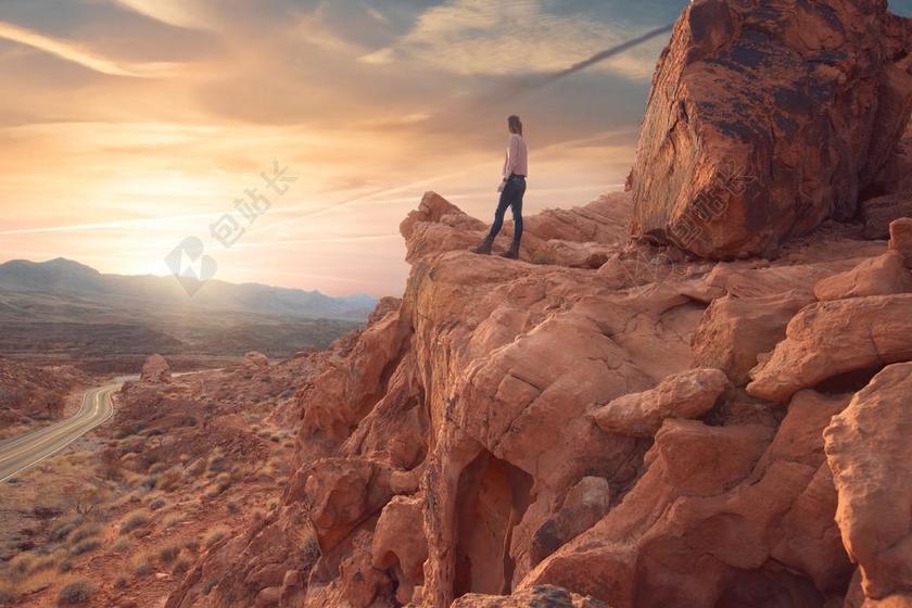 风景 风光 美景 田园 山水 道路 旅途 路途 户外 街道 公路 地球 泥土 草地 操场 日落 夕阳 太阳 冒险 探险 远足 度假 旅游 休闲 挑战 极限运动 女孩 少女 姑娘 美丽  天空 女性 女士 美丽 女人 一个女人 山 山峦 山峰