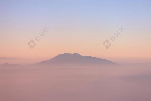 风景 风光 美景 田园 山水  日落 夕阳 太阳 美女 丽人 优雅 美丽 漂亮 女孩 女人 女性  山 山峰 顶峰 景色 自然 环境  云 云朵 天空 山 山峦 山峰