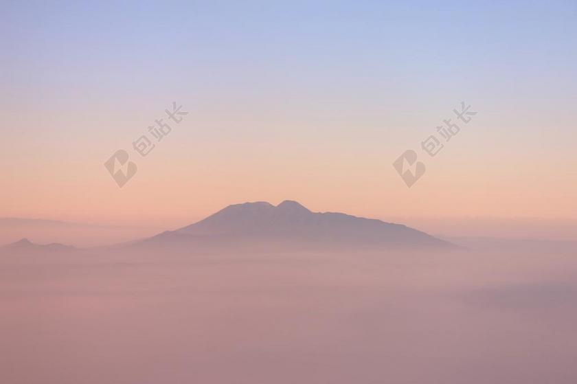 风景 风光 美景 田园 山水  日落 夕阳 太阳 美女 丽人 优雅 美丽 漂亮 女孩 女人 女性  山 山峰 顶峰 景色 自然 环境  云 云朵 天空 山 山峦 山峰
