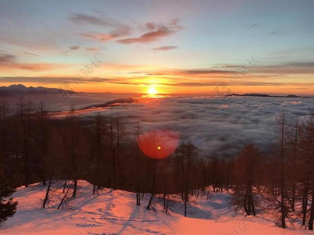 日落 夕阳 太阳 山 山峰 顶峰 景色 冬季 冬天 新年 天空 自然 环境