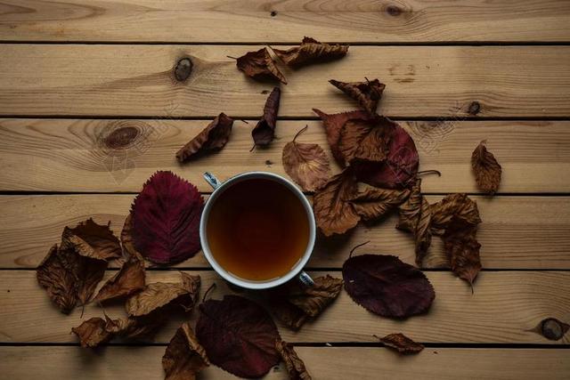 美女 丽人 优雅 美丽 漂亮 女孩 女人 女性 桌子 台子 书桌 办公 茶 饮茶 茶叶 茶文化 咖啡 咖啡厅 咖啡馆 秋天 秋日 可爱的