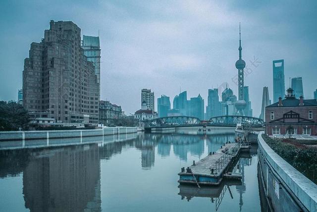 宁静和江面和高楼背景图片