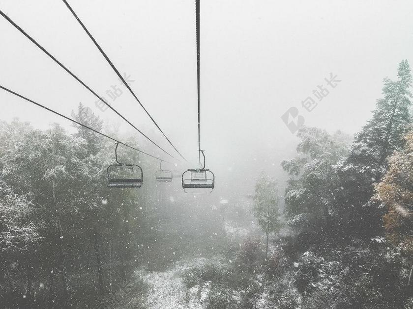 冬天森林上的缆车背景图片