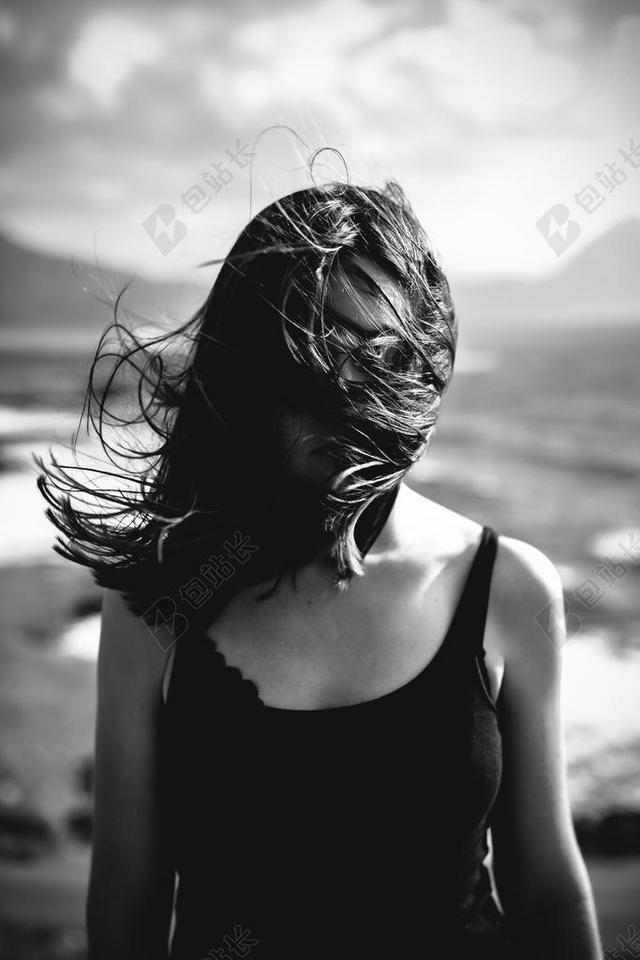 美女 丽人 优雅 美丽 漂亮 女孩 女人 女性 伤心 悲伤 忧郁 忧伤 肖像 人物特写 画像 女孩 少女 姑娘 美丽  沙滩 海滩 全身像 白色 浅色 黑白 简单 清新  一个女人 黑色 暗色 黑白 昏暗 女性 女士 美丽 女人