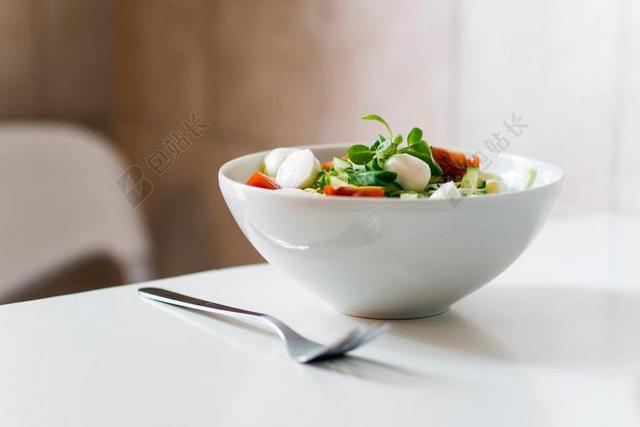 美女 丽人 优雅 美丽 漂亮 女孩 女人 女性 健康 绿色食品 环保 厨房 餐具 烹饪  饮料 喝酒 饮水 学习 研究  书籍 健身 锻炼 运动 保养 餐厅 餐馆 美食 工作 职业 职场 商务 白色 浅色 黑白 简单 清新