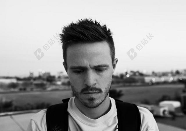 头发 毛发 毛 头部 伤心 悲伤 忧郁 忧伤 肖像 人物特写 画像  全身像 男士 男性 男人 白色 浅色 黑白 简单 清新 黑色 暗色 黑白 昏暗
