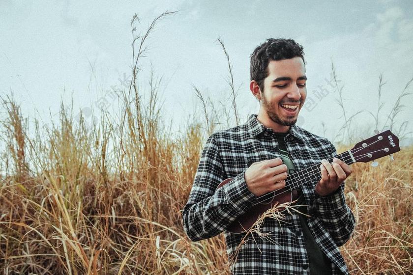 创意 艺术 个性 微笑 莞尔一笑 甜蜜 放松 休闲 咖啡 咖啡厅 肖像 人物特写 画像  草地 草坪 草丛 音乐 音乐会 演唱会