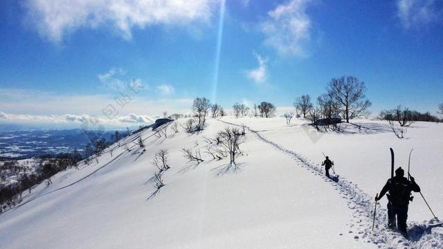 白色的积雪和滑雪者背景图片