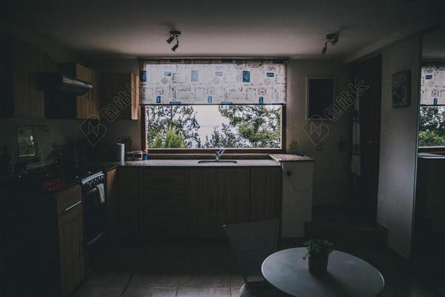 昏暗的厨房背景图片