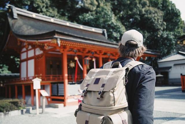 日本的神庙和游客背景图片