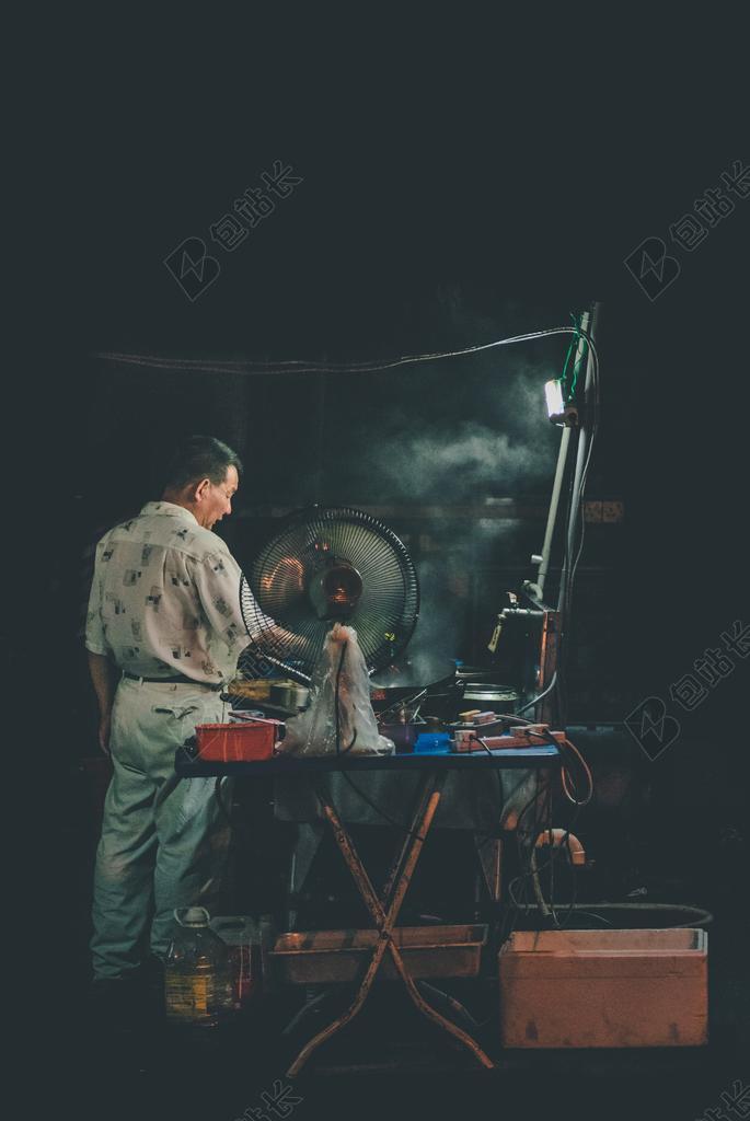 夜晚街头的小贩背景图片