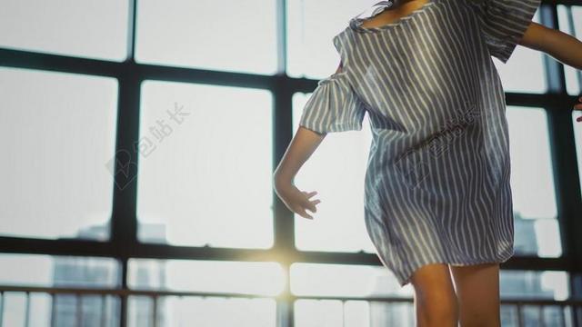 商务 商人 电子商务 股票交易所 业务 工作  美女 丽人 优雅 美丽 漂亮 女孩 女人 女性 时尚 流行 个性 城市  头发 毛发 毛 头部 开心 喜悦 笑话 开怀大笑 家 家园 家居 故乡 美丽 休闲 幸福 快乐 高兴 家庭 甜蜜 微笑 莞尔一笑 甜蜜  孩子 儿童 童真 肖像 人物特写 画像 女孩 少女 姑娘 美丽 书 书籍 阅读 全身像  窗户 活力 男士 男性 男人 白色 浅色 黑白 简单 清新  女性 女士 美丽 女人