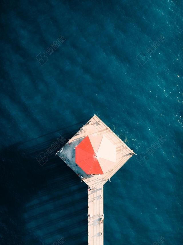 蓝色大海俯视海上木屋背景图片