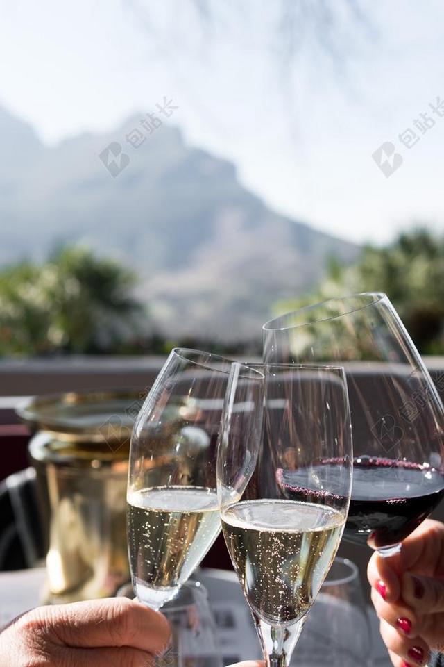 金色的香槟和红酒背景图片