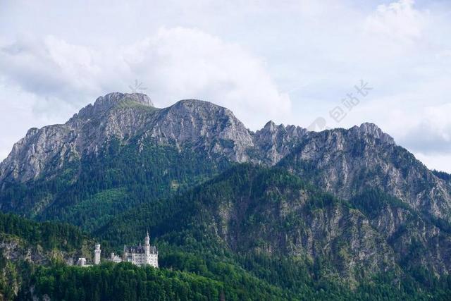 工作中 工作 办公室 会议 职场 风景 风光 美景 田园 山水 山 山峰 顶峰 景色 墙 围墙 表面 隔阂 背景 开心 喜悦 笑话 开怀大笑 树木 丛林 森林 天空 自然 环境  云 云朵 天空 树 树木 树林 森林