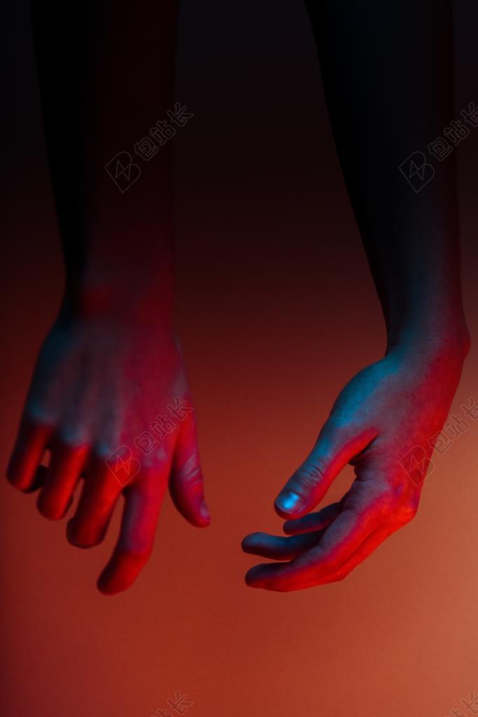 工作中 工作 办公室 会议 职场 手 手势 握手 击掌 胜利 纹理 组织 材料 花纹 灯光 光线 激光 打火机 墙 围墙 表面 隔阂 背景  创意 艺术 个性 营销 推广 商务 市场 策划 房间 卧室 家 休闲 家居  可爱的 全身像 脚 足 空白 留白 概念 步骤 人物 人群 风土人情 活力 IPHONE 苹果 苹果手机 商务 工作 职业 职场 商务