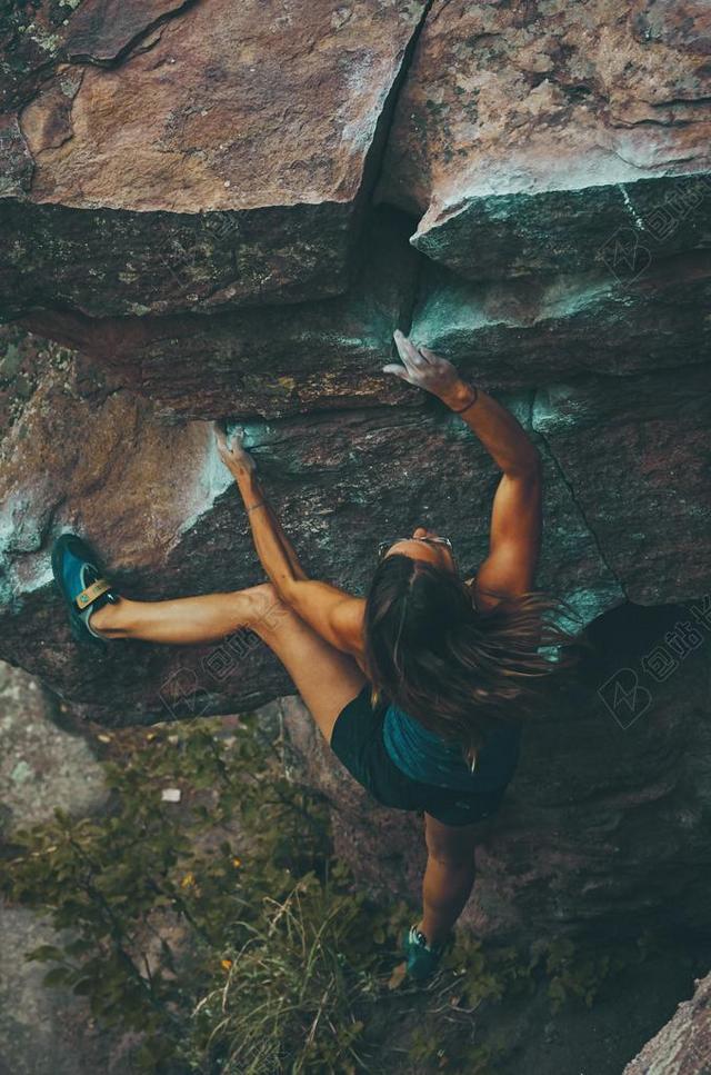 攀岩的女人背景图片