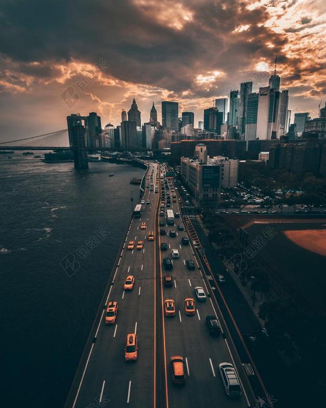 傍晚繁忙的马路背景图片