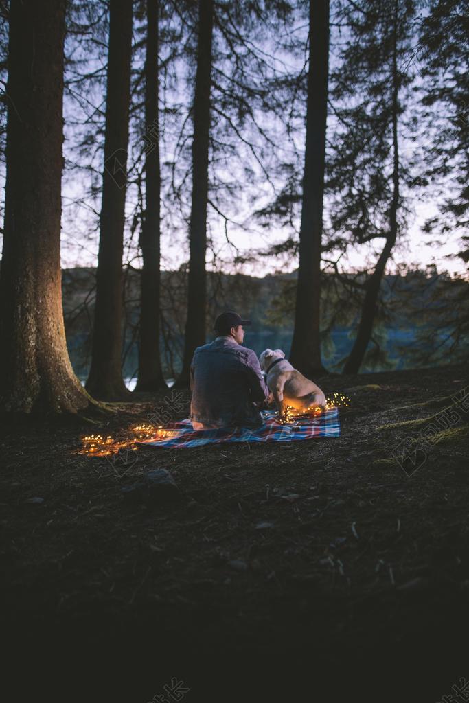 会议 会晤 见面 约会 遇见 商务 家 家庭 家族 家人 团结 团圆 风景 风光 美景 田园 山水 地球 泥土 草地 操场 灯光 光线 激光 打火机 派对 聚会 庆祝 愉快 帮派 朋友 友谊 友情 茶 饮茶 茶叶 茶文化 老人 智者 老者 肖像 人物特写 画像 情侣 伴侣 爱情 树木 丛林 森林 自然 环境 秋天 秋日 动物 现代 现代化 流行 狗  树 树木 树林 森林 男士 男性 男人