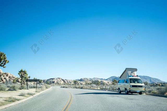 科技 技术 信息科技     汽车 车 小汽车 轿车 跑车  道路 旅途 路途 户外 街道 公路 风景 风光 美景 田园 山水  山 山峰 顶峰 景色  时尚 流行 个性 城市 爱情 恋爱 恋人 情人 情侣 浪漫 派对 聚会 庆祝 愉快 帮派 冒险 探险 远足 度假 旅游 休闲 挑战 极限运动 旅行 旅游 行程 度假 休闲 度假 假日  天空  可爱的 人物 人群 风土人情 山 山峦 山峰