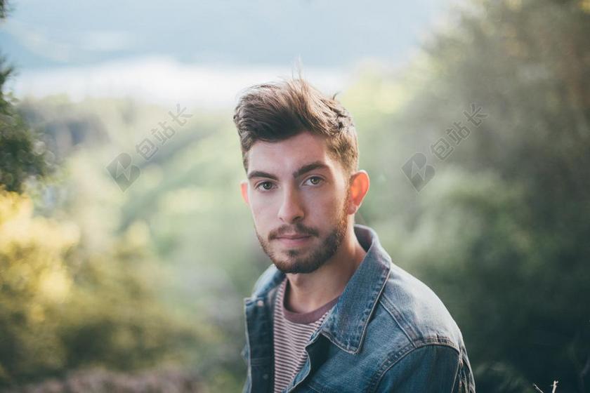 联系 通话 沟通 联系人 头发 毛发 毛 头部 肖像 人物特写 画像 自然 环境 人物 人群 风土人情 男士 男性 男人