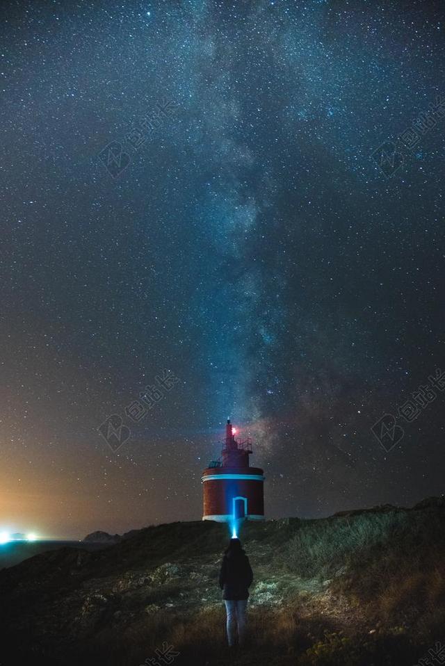 星空 太空 空间  风景 风光 美景 田园 山水 日落 夕阳 太阳 肖像 人物特写 画像 天空 夏日 夏季 热情 书 书籍 阅读 全身像 男士 男性 男人