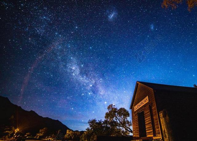 星空 星星 闪光 明星          星空 太空 空间  夜晚 晚上 黑夜 黑暗 灯光 霓虹灯 树 树木 树林 森林