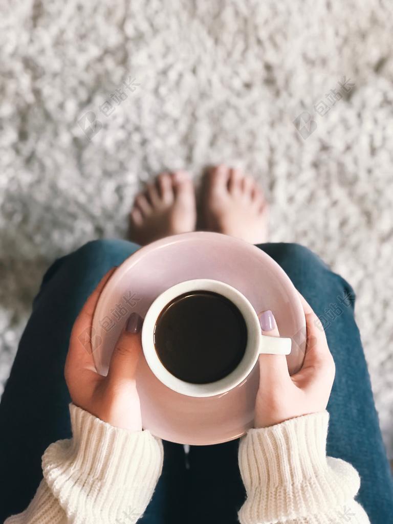 手 手势 握手 击掌 胜利 时尚 流行 个性 城市  创意 艺术 个性 旅行 旅游 行程 度假 休闲 度假 假日 美食 食品 餐饮 家 家园 家居 故乡 美丽 休闲 咖啡 咖啡厅 咖啡馆 饮料 喝酒 饮水 女孩 少女 姑娘 美丽 书 书籍 阅读 脚 足  活力 人物 人群 风土人情 女性 女士 美丽 女人 一个女人