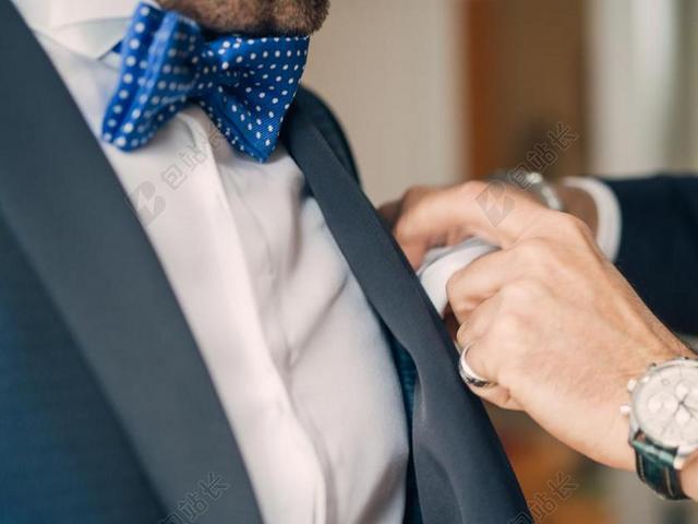 手 手势 握手 击掌 胜利 婚礼 喜庆 庆祝 节日 婚姻 爱人 恋人 情侣  职业装 正装 西装 商务 手表 腕表 时间 观察 人物 人群 风土人情  服装 服饰 流行