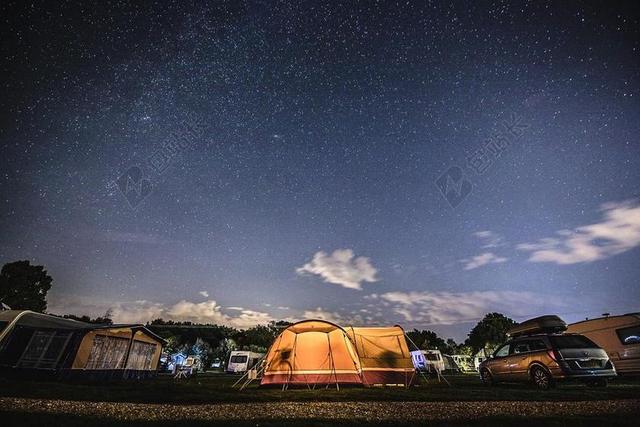 星空 星星 闪光 明星 星空 太空 空间     汽车 车 小汽车 轿车 跑车  夜晚 晚上 黑夜 黑暗 灯光 霓虹灯  灯光 光线 激光 打火机 树木 丛林 森林 云 云朵 天空 树 树木 树林 森林 活力