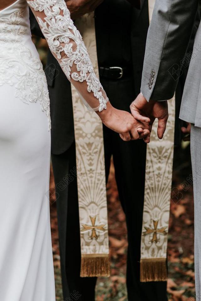 手 手势 握手 击掌 胜利 婚礼 喜庆 庆祝 节日 婚姻 爱人 恋人 情侣  职业装 正装 西装 商务  情侣 伴侣 爱情 秋天 秋日 人物 人群 风土人情  男士 男性 男人