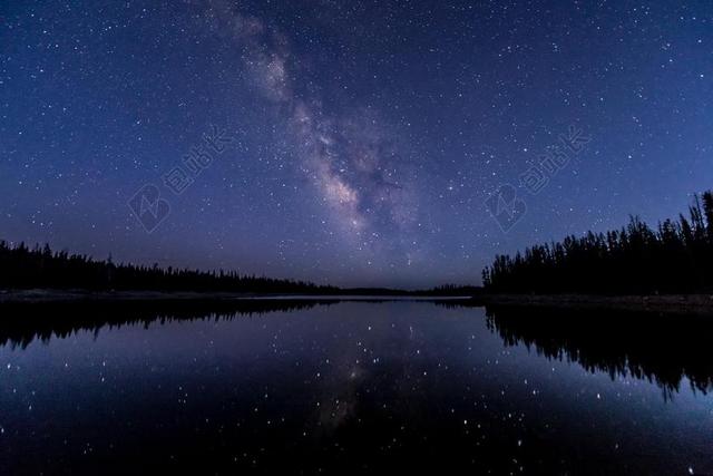 星空 星星 闪光 明星   星空 太空 空间 夜晚 晚上 黑夜 黑暗 灯光 霓虹灯 天空 树木 丛林 森林  自然 环境 雨 下雨 惬意 云 云朵 天空 树 树木 树林 森林 山 山峦 山峰