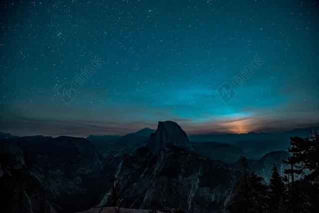 夜晚美丽的星空和山峰背景图片