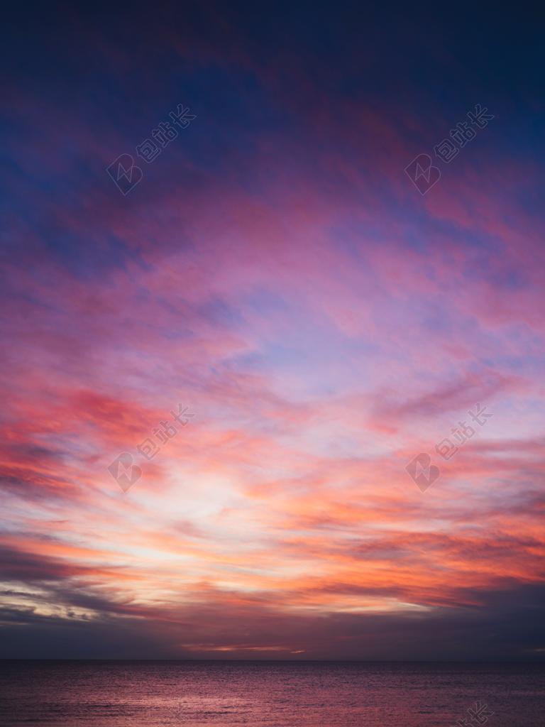 傍晚天空中的彩霞背景图片