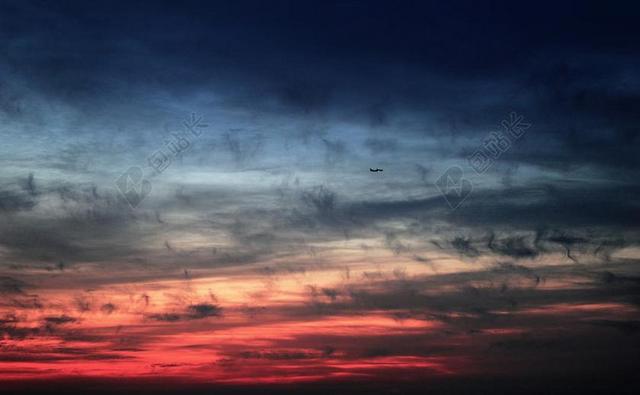 太空 空间  夜晚 晚上 黑夜 黑暗 灯光 霓虹灯 日落 夕阳 太阳 墙 围墙 表面 隔阂 背景 灯光 光线 激光 打火机 睡觉 梦乡 做梦 卧室 天空 秋天 秋日 自然 环境 手表 腕表 时间 观察 云 云朵 天空