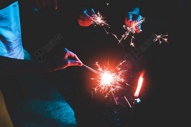 手 手势 握手 击掌 胜利  夜晚 晚上 黑夜 黑暗 灯光 霓虹灯 家 家庭 家族 家人 团结 团圆 灯光 光线 激光 打火机 创意 艺术 个性 开心 喜悦 笑话 开怀大笑 朋友 友谊 友情 幸福 快乐 高兴 家庭 甜蜜  夏日 夏季 热情 书 书籍 阅读 空白 留白 庆祝 节日 人物 人群 风土人情