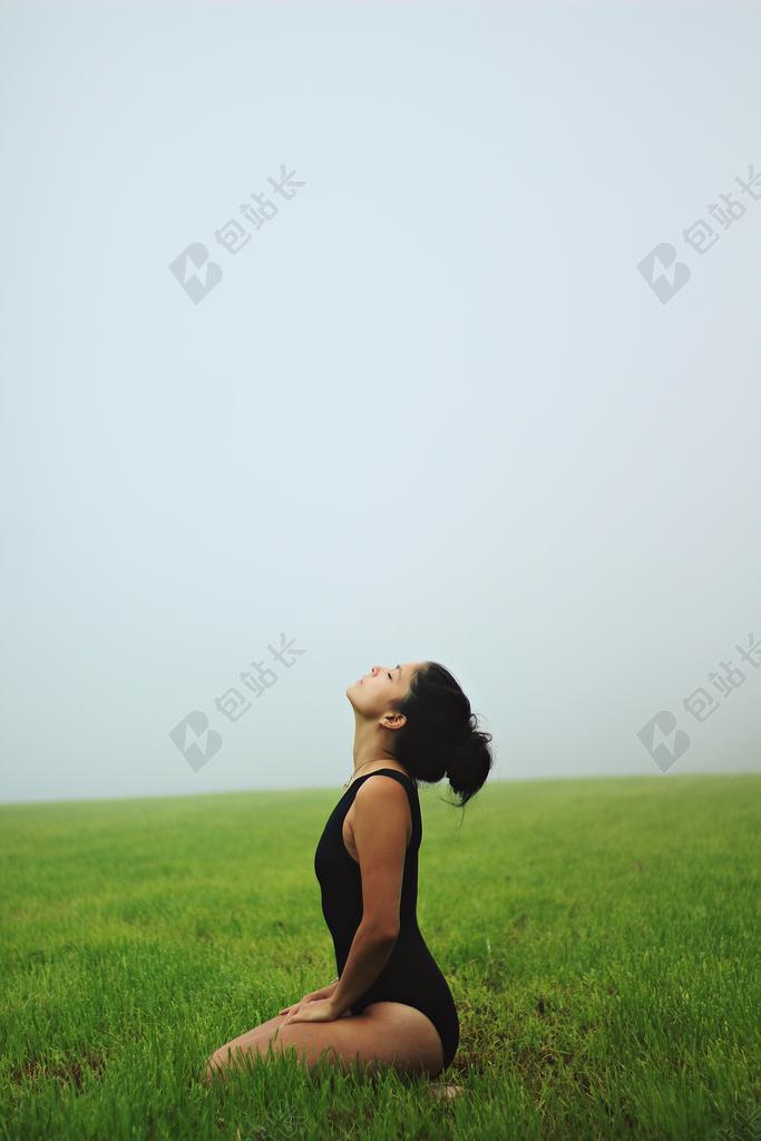 草地的瑜伽女人背景图片